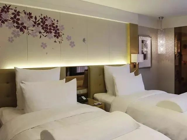 酒店設(shè)計的枕頭、隔斷玻璃門、燈怎么讓人燒腦殼
